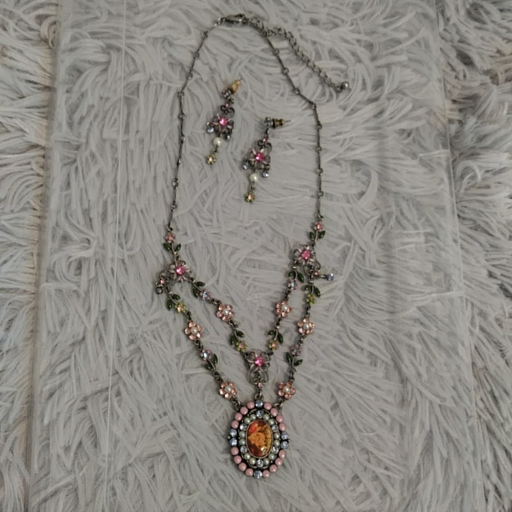 Avon vintage necklace and earrings set